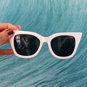 Quay “Harper” white sunnies